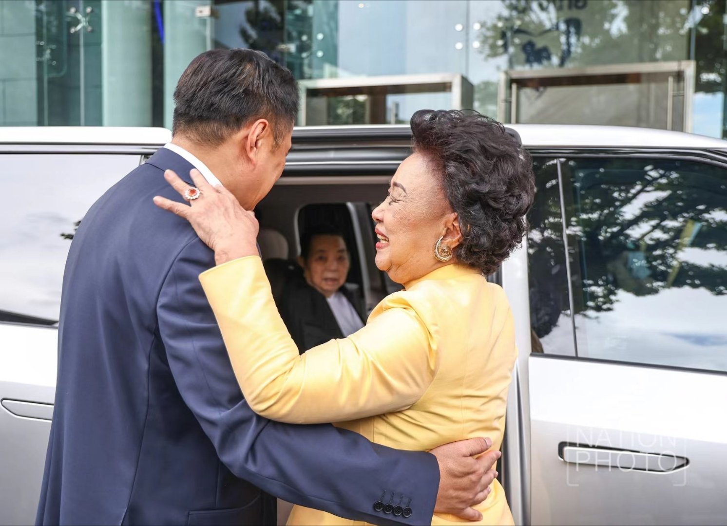 9月7号，泰国新总理阿努廷带家人坐小鹏X9亮相，之后还乘它去“皇家任命”典礼宣誓