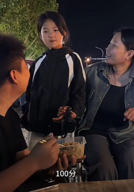泪目！河南商丘，男子深夜看到小女孩和妈妈摆摊卖炒面，觉得他们可怜，买了一碗却付了
