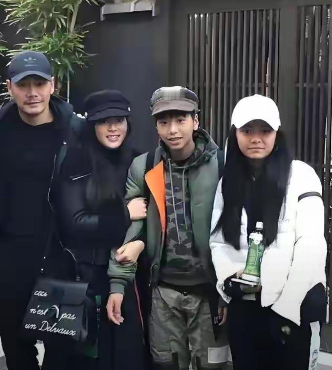 58岁的邵兵很有福气，21岁的一对龙凤胎儿女都很争气，女儿邵子娇是纽约大学的高材
