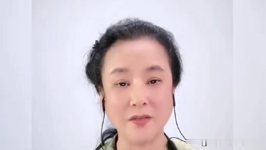 谢广坤的第二任妻子王小华也在直播间开撕了，她主要是为了女儿和谢广坤干起来的，原因