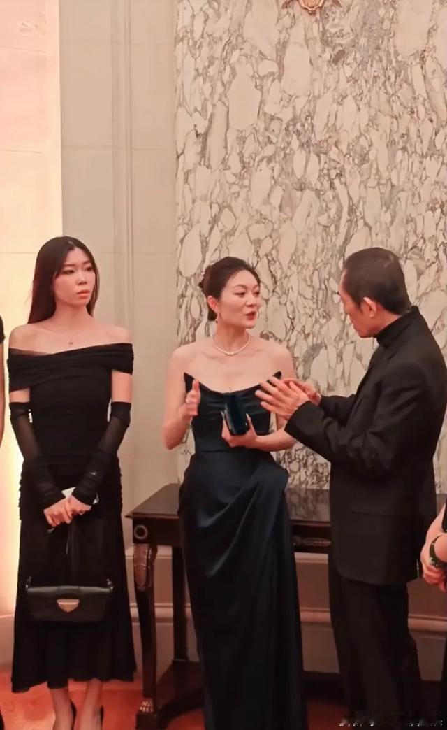 74岁的张艺谋为了拍新电影，把住了700多平的大别墅拿去抵押；而他43岁的妻子