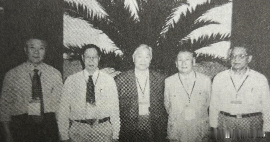 2002年5月，正在北京出席院士大会的五院士校友，左起：陈洪渊、闻邦椿、池志强、