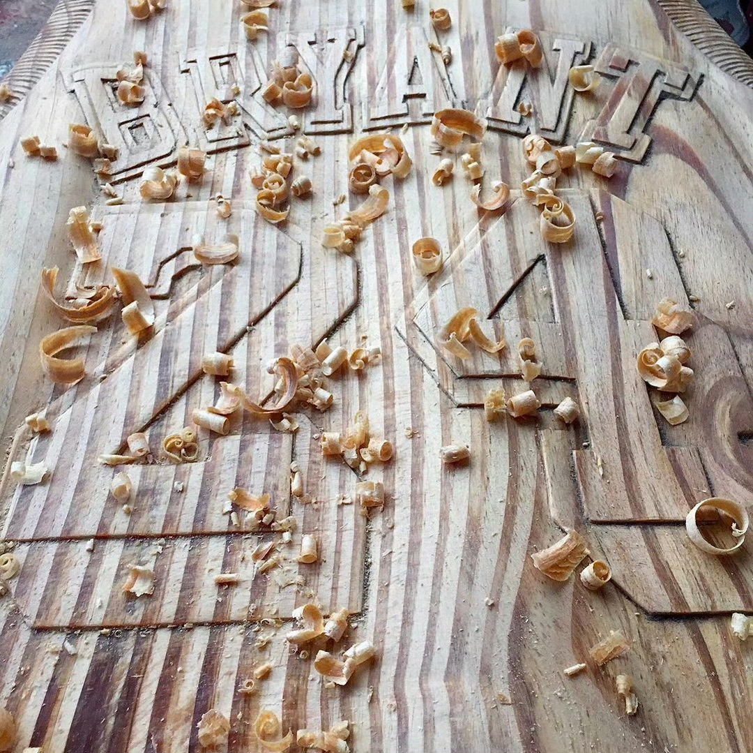 手工雕刻版科比8号&24号球衣。细节满满！💜💛科比退役之战十周年