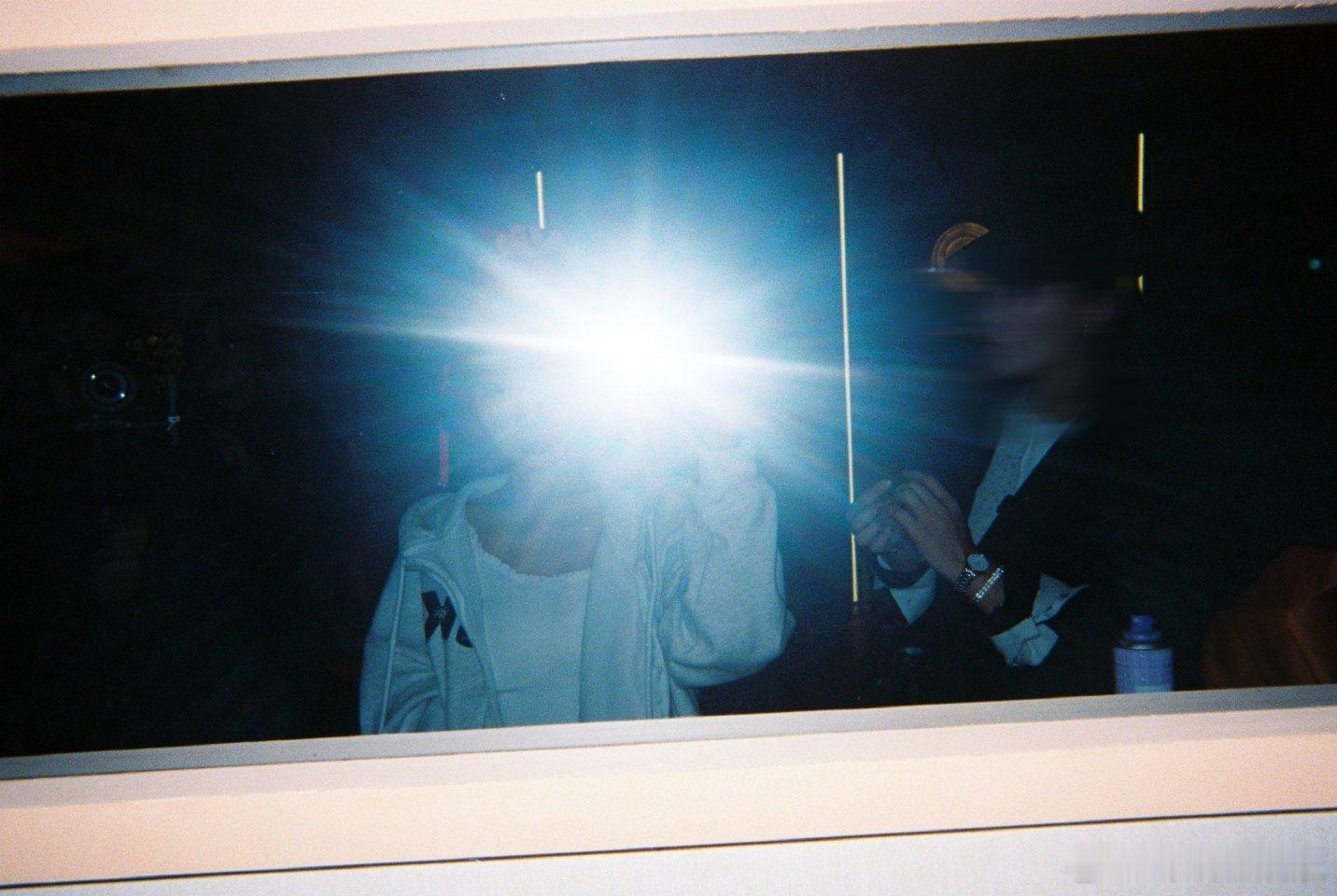 顶光放大美貌细节！黄霄雲的五官立体度直接拉满，笑起来的时候，连光影都在跟着甜～