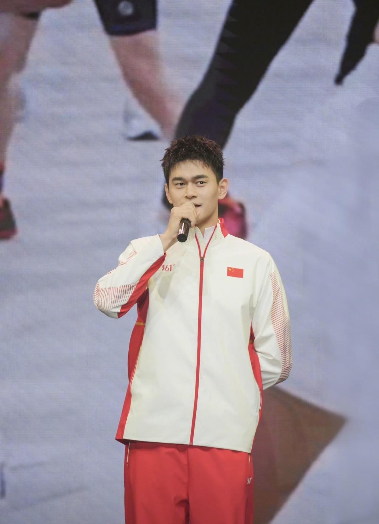 孙杨作为一个泳坛健将，为国家争得无数荣誉！所以关注度就很高！他本身个性性格肯定不