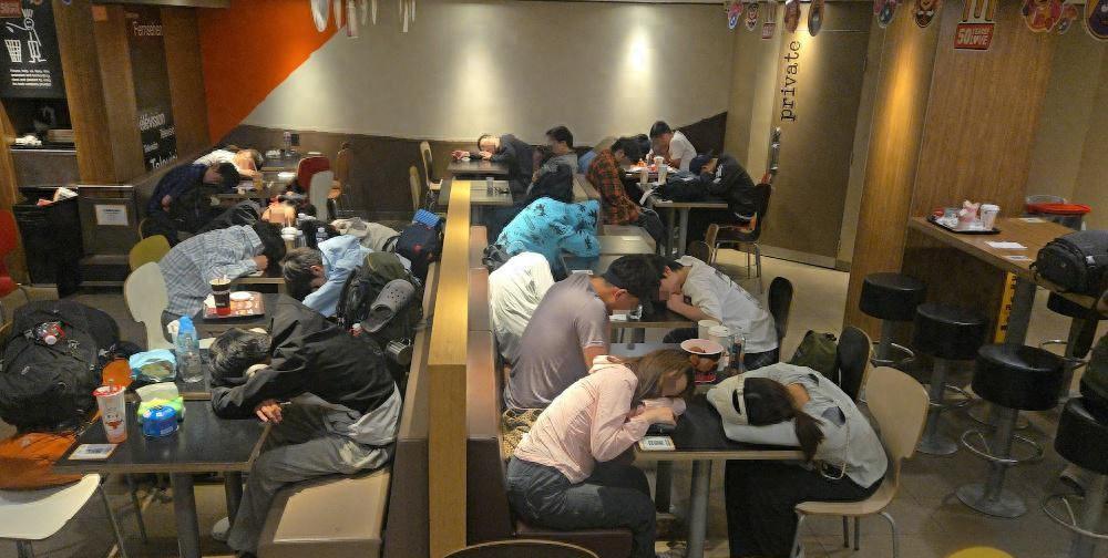 吵翻了！内地游客来香港玩不订酒店，深夜在24小时营业快餐店过夜，五一黄金周赴港游