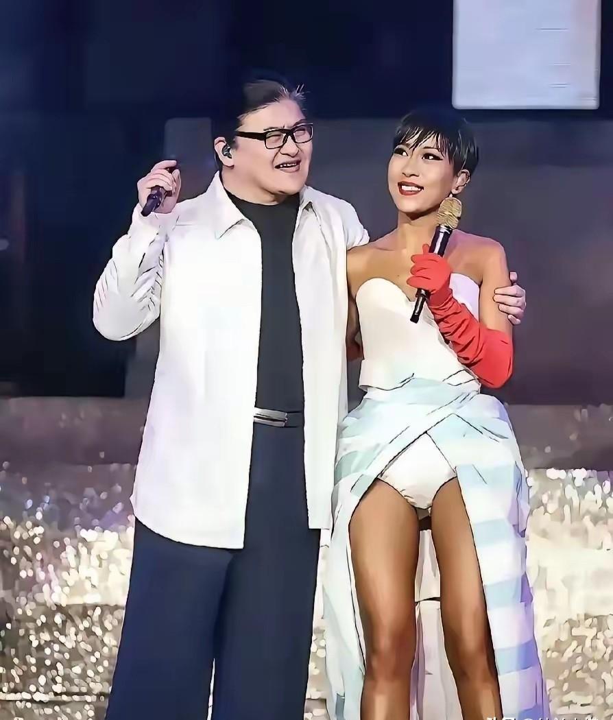 被全网群嘲“穿尿不湿”的女人，是刘欢冲去医院接来的。这不是什么行为艺术。那天