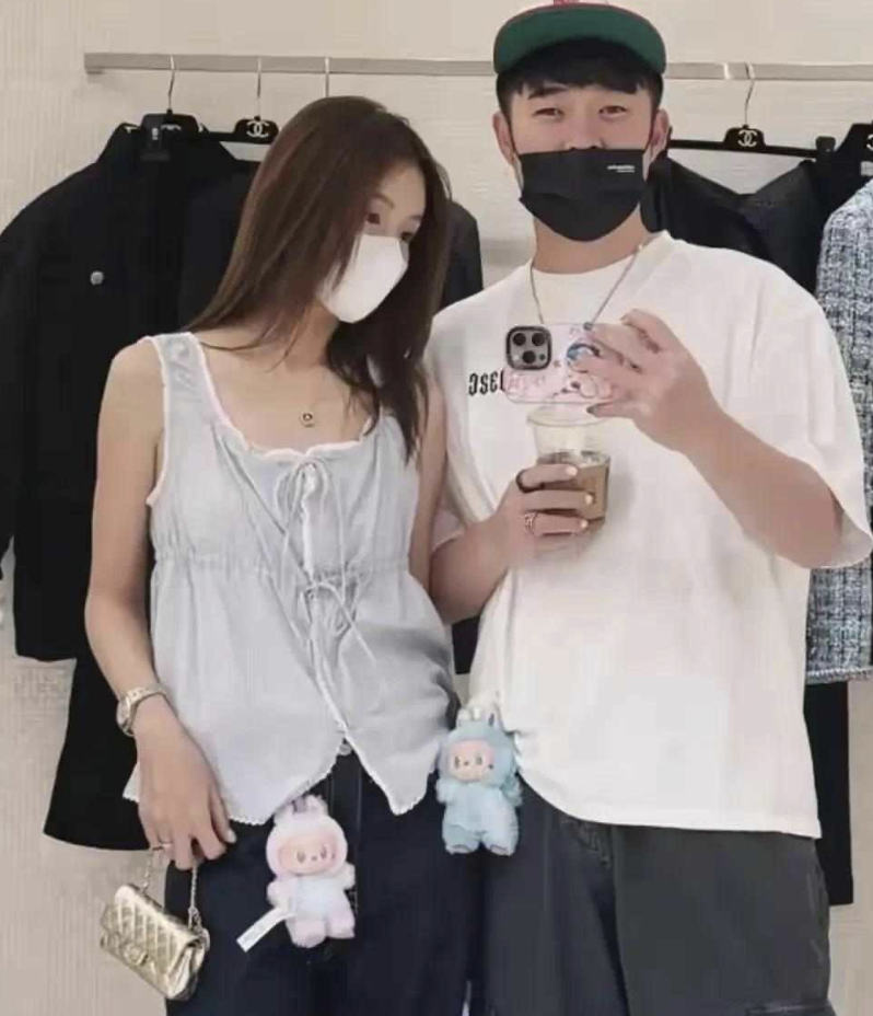 陈赫张子萱逛街：40岁夫妻的时尚与恩爱秀