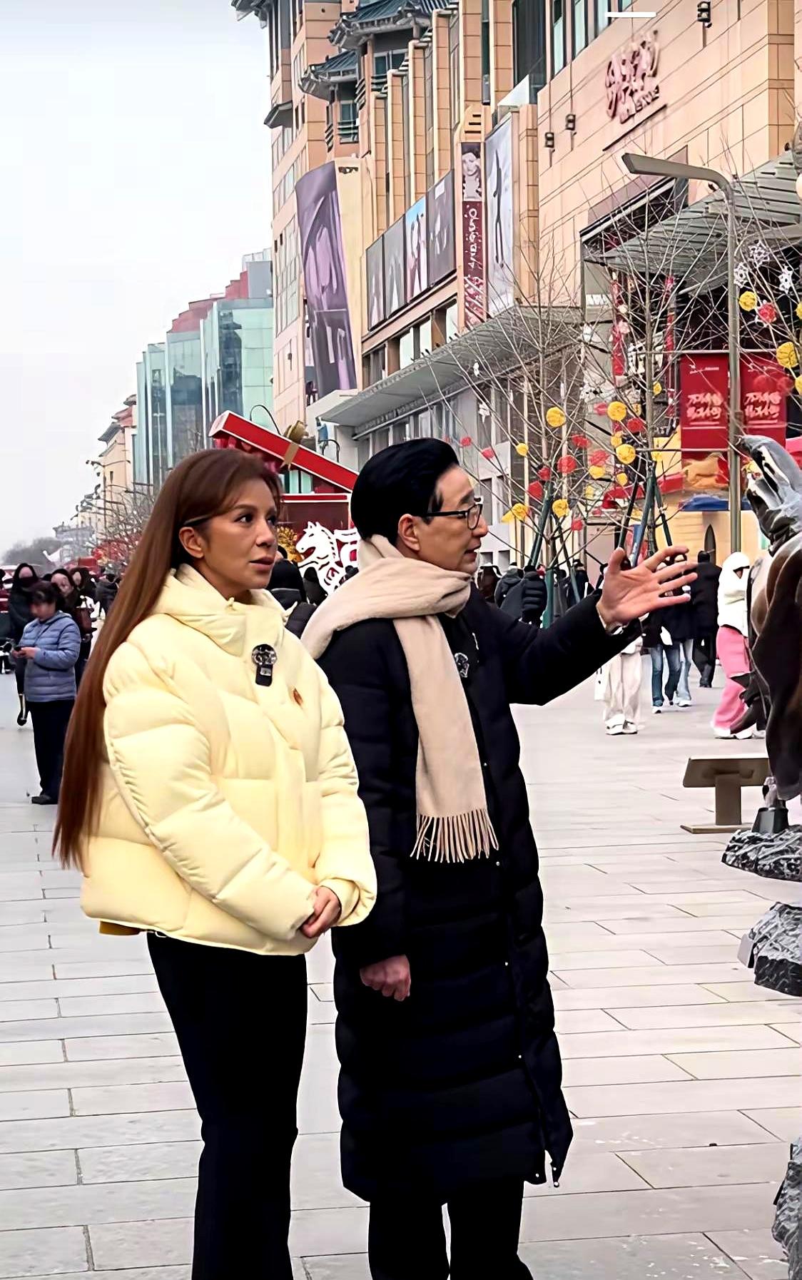 53岁，一条黑色喇叭裤，让整条王府井大街成了她的背景板。网友镜头怼到脸上