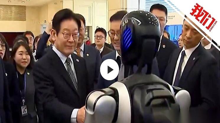 韩国总统李在明，前脚还在跟咱们上海的机器人握手，笑得那叫一个灿烂。后脚，人就“