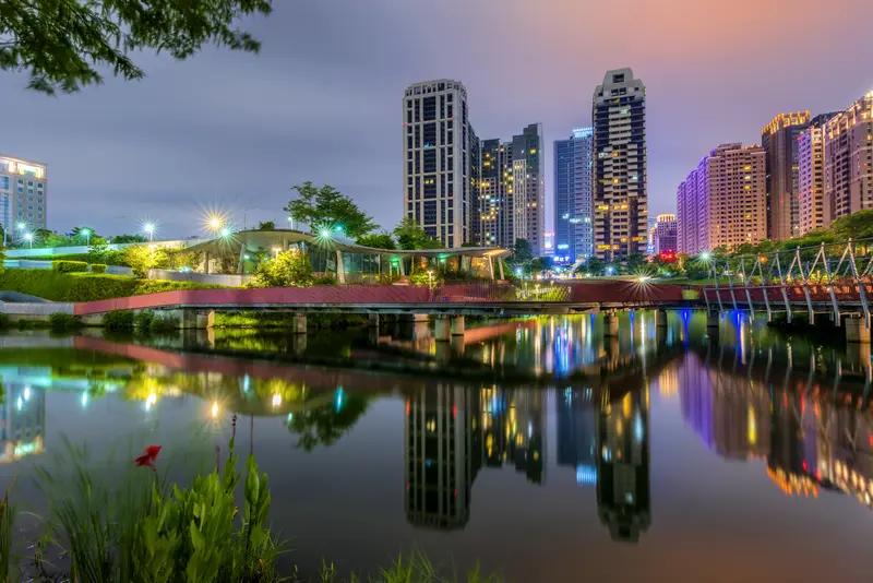 卢秀燕今天两次90度鞠躬道歉，这场景还挺有冲击力。一次是台中爆发非洲猪瘟，台当局