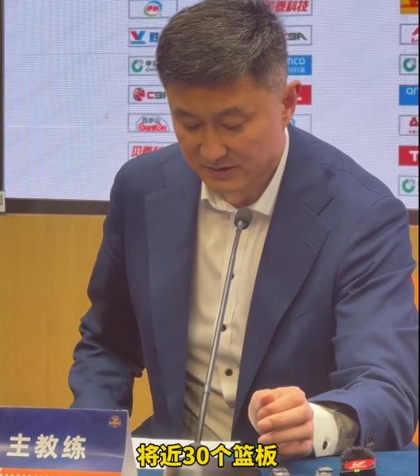 广东内线被打爆，杜锋发布会有苦难言，硬着头皮说出问题，真的是进退两难！北京时间