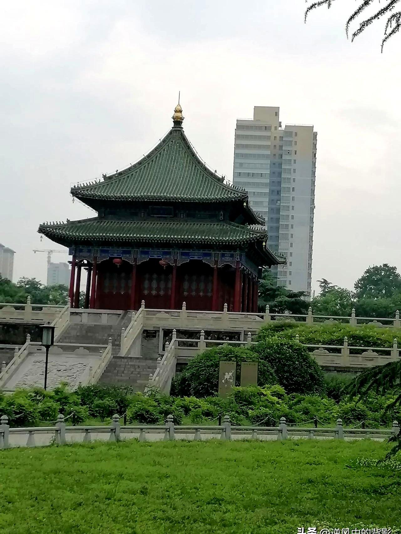 陕西出分这波，家长群一阵哗然。线是降了，本科线：物理376，历史385；特控线