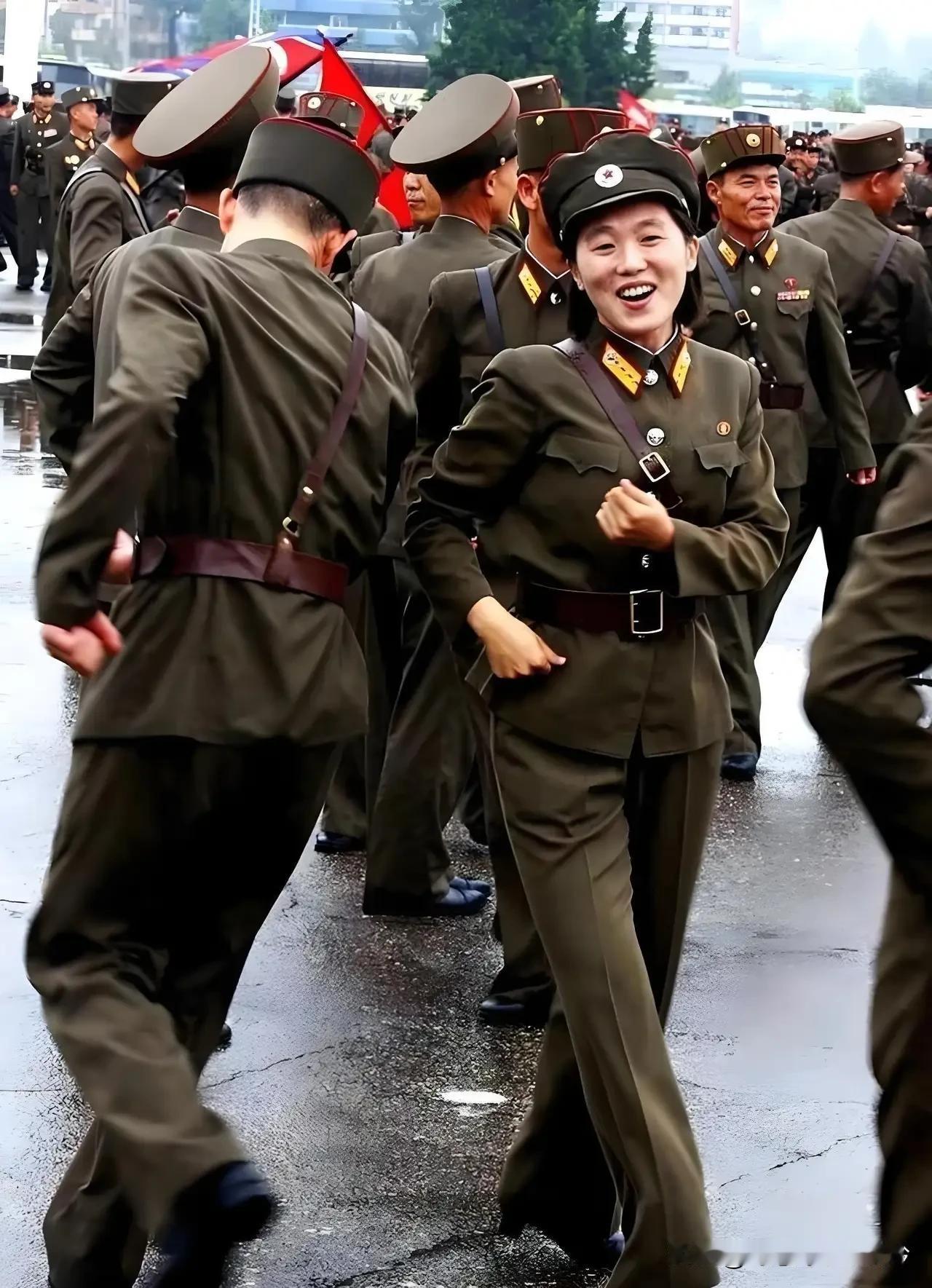朝鲜的男女士兵翩翩起舞，身姿轻盈灵动。他们欢声笑语，其乐融融，展现出别具一格的军