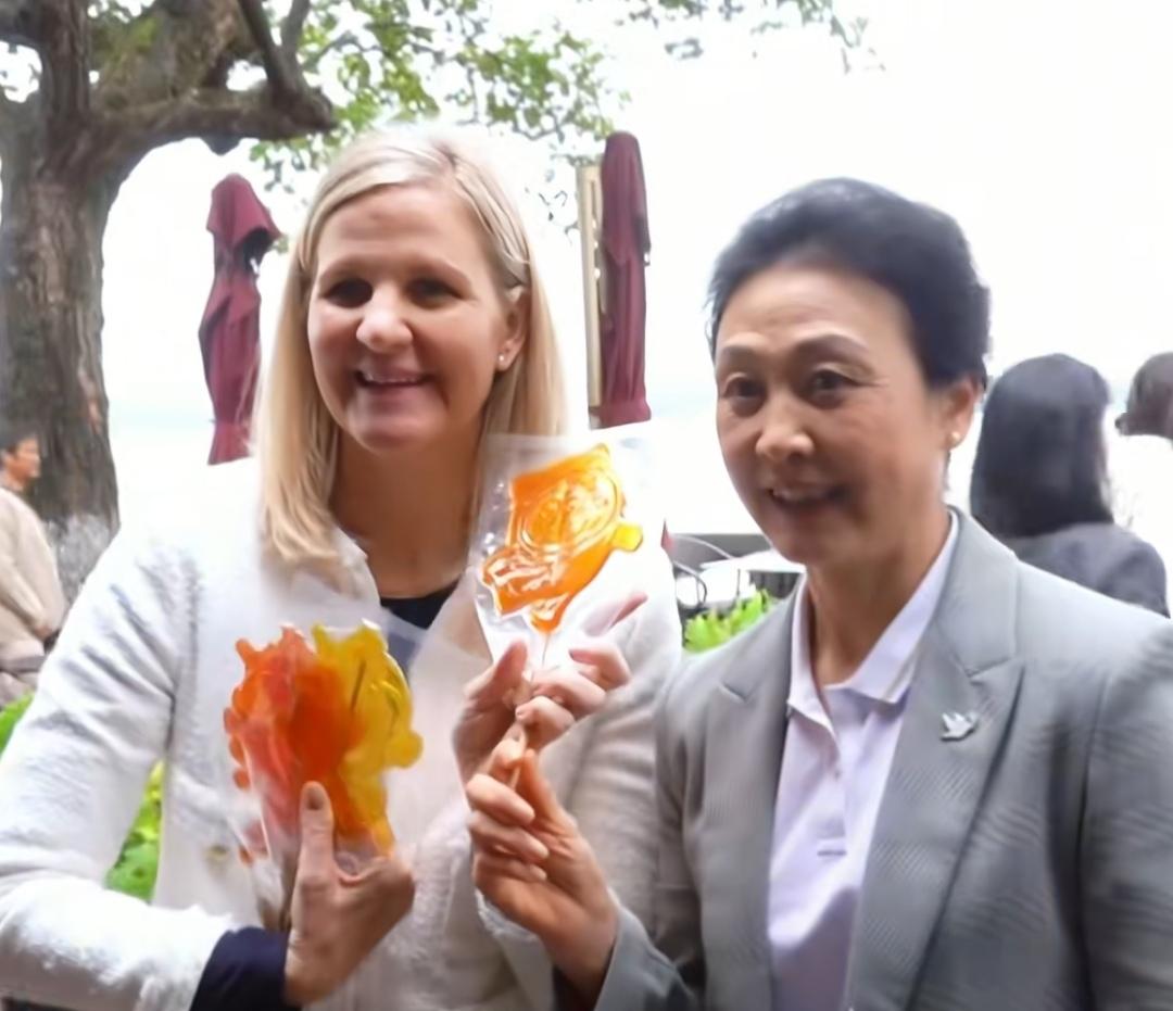 11月12日，国际奥委会主席考文垂游览杭州西湖景区，这也是她第一次来到杭州西湖，