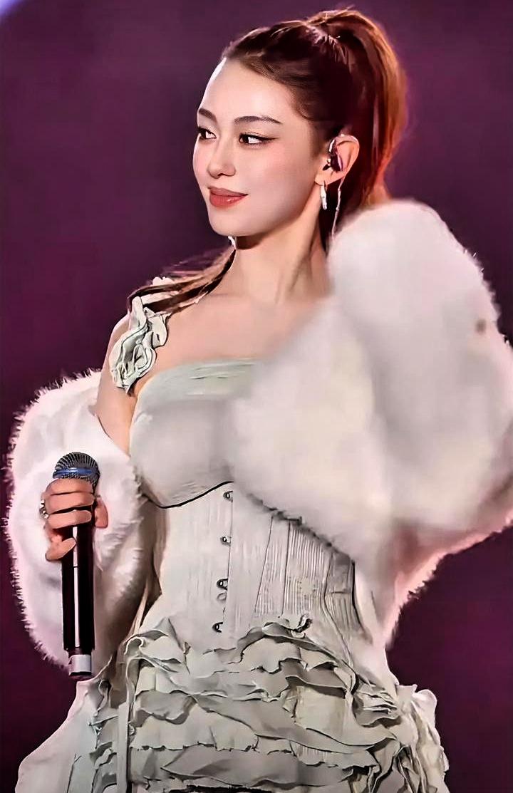 看到吉娜才知道，什么叫"建模脸"配"漫画身材"！刚刷到吉娜早期活动图，我盯着