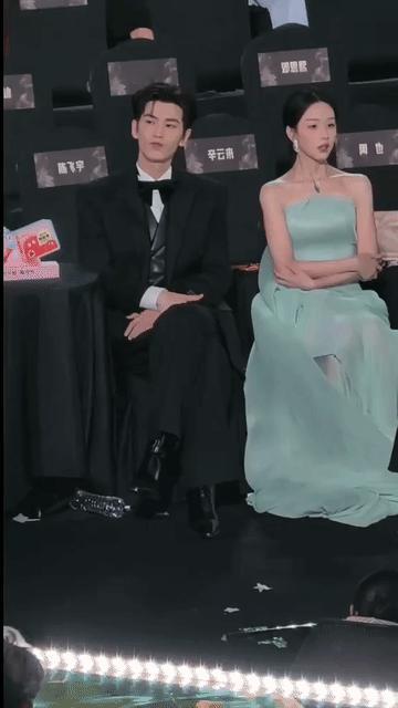 南航校花陈都灵和南师校草张凌赫，两个高智高颜高冷的人坐在一起，几乎没有对视和交谈