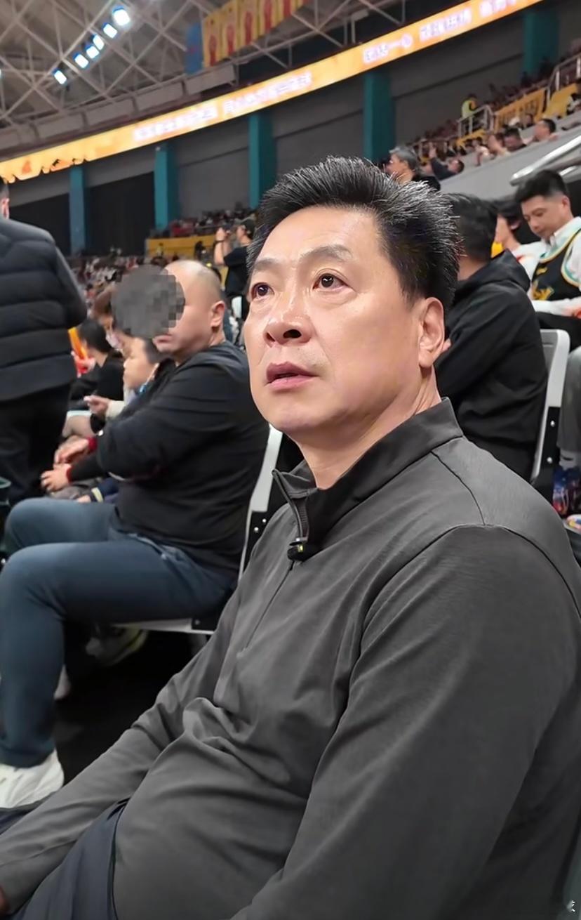 李春江指导也来到广厦主场看颁奖仪式了，往事一幕幕涌上心头，看着曾经执教过的班底戴