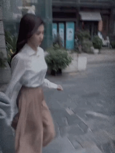 怎样的女人是容易让人欣赏的呢?白鹿这是练成了八步赶蝉吗？哈哈～步伐轻盈又利落，一