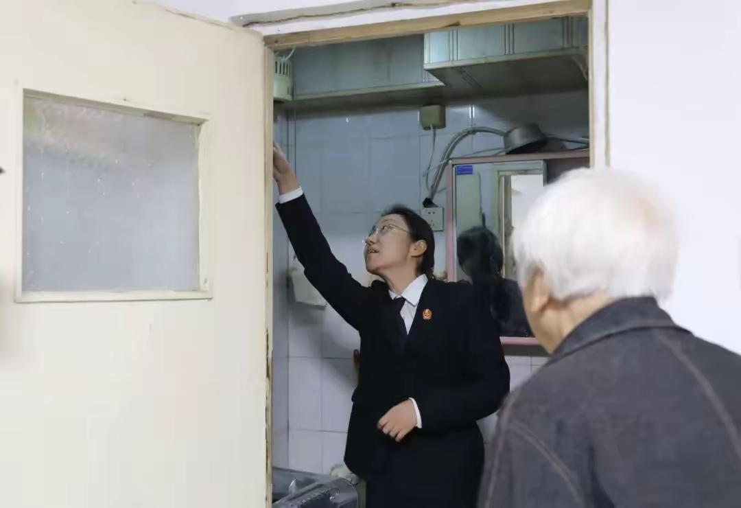 因楼上业主擅自改动卫生间的供暖管道,导致楼下86岁的独居老人张奶奶家卫生间无法供