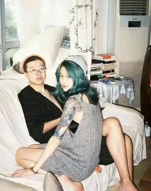 2017年李诞刚走红那会儿和美娇妻在上海出租屋里的悠闲时光，当时的他还被称为诗人
