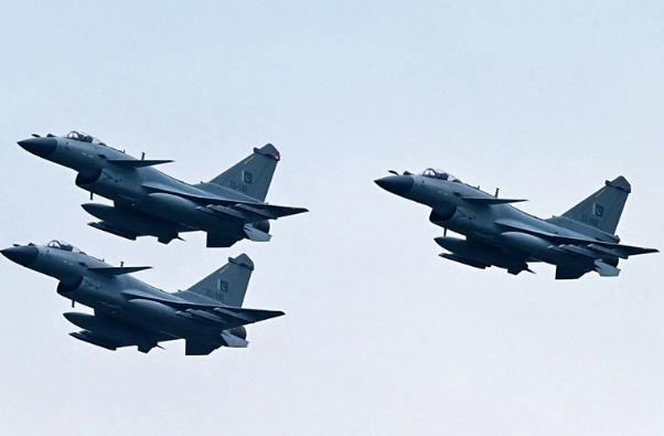 巴基斯坦飞行员曾经有个私下说法：中国战机是"穷人的F-16"，勉强能用，但真