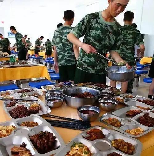 11元管一天！解放军伙食凭什么顿顿有鱼有肉？3个真相太戳人四线小城一碗刀削