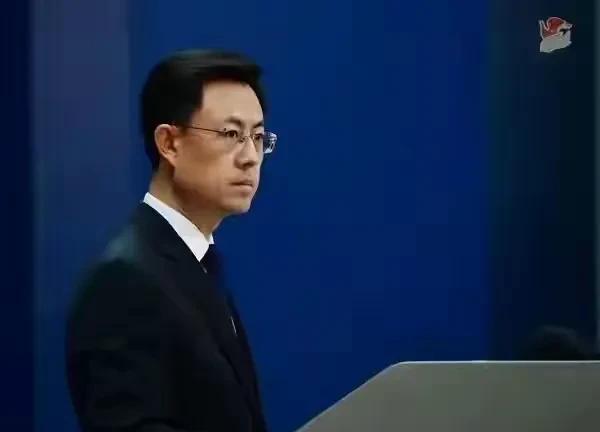 某记者看热闹不嫌事大，哪壶不开提哪壶，故意问了咱们发言人一个热点问题：“有些国家