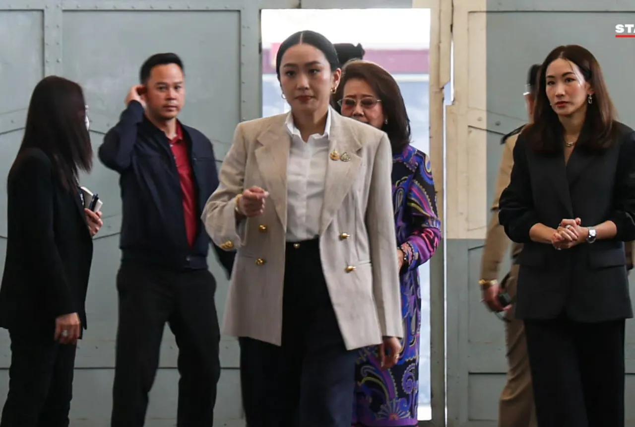泰国前总理佩通坦和母亲朴乍曼以及姐姐萍通塔一同抵达监狱探望狱中父亲他信，可是他信