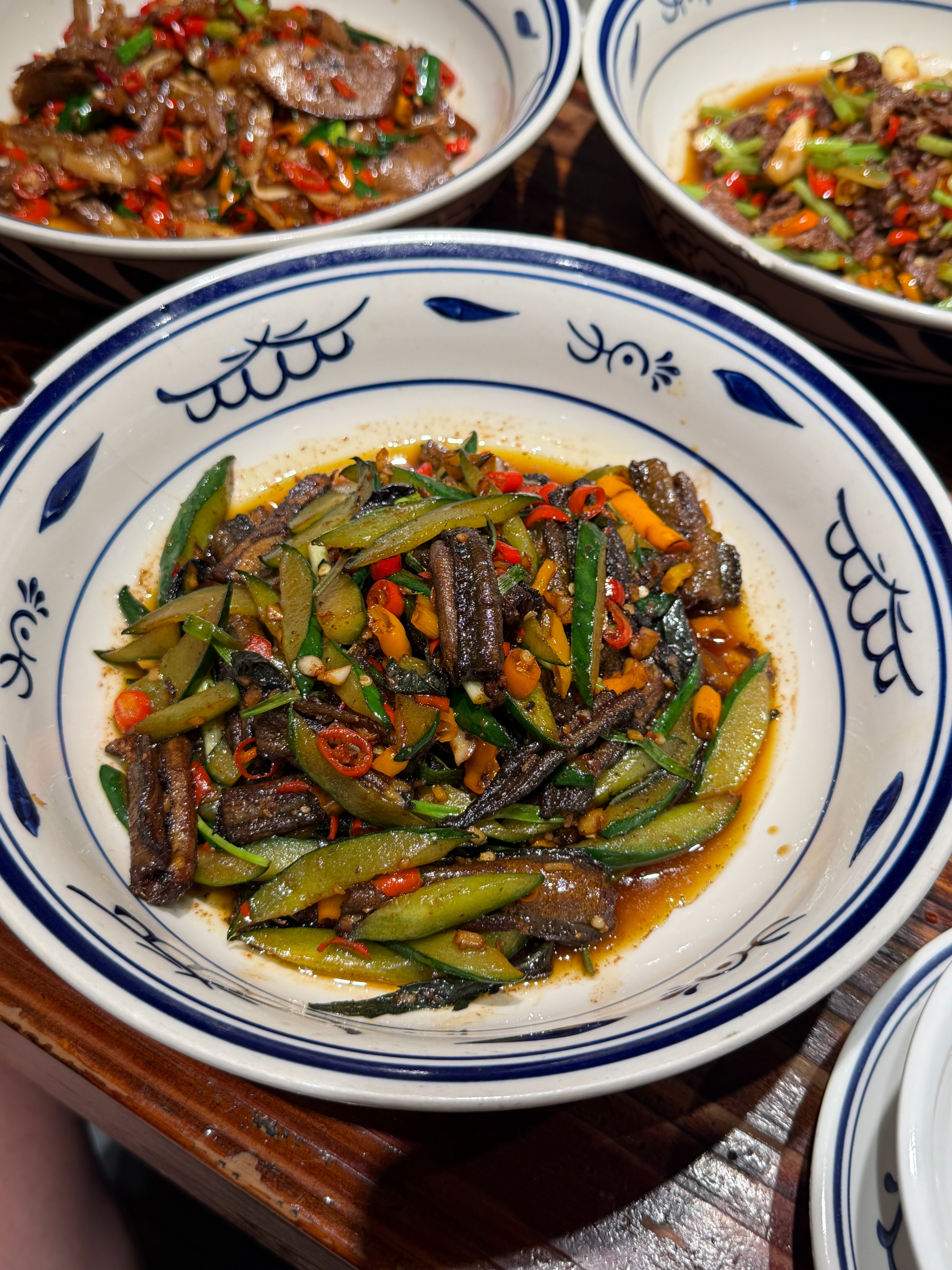果然天下小炒看衡阳，这真的好吃到犯规了啊！！餐前小菜是个豆腐乳和红薯片，豆腐乳不
