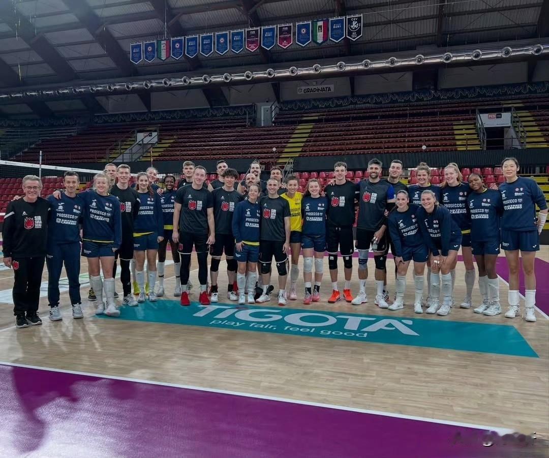 破次元壁！朱婷跨界同框顶流球星，体育友谊无国界国际体坛再现神仙联动！女排巨