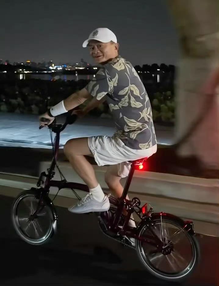 马云骑车夜游西湖马老师挺潮，小布也骑起来了，据说这车是上海精致白领标配…小布座椅