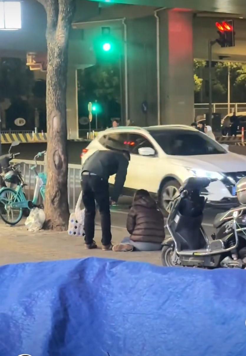 跨年大型社死现场:街边的一幕，疑似男子没有安排好跨年的活动或者没有给女的买跨年的