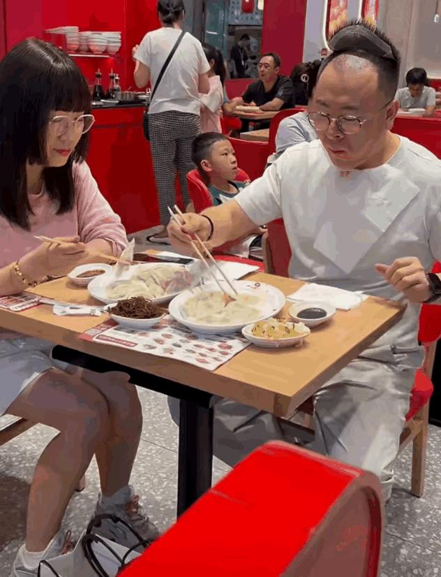 瞧这女子的表情看样子是没戏了[笑着哭]