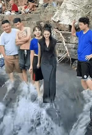 小姐姐穿成这样跳水真的合适吗？