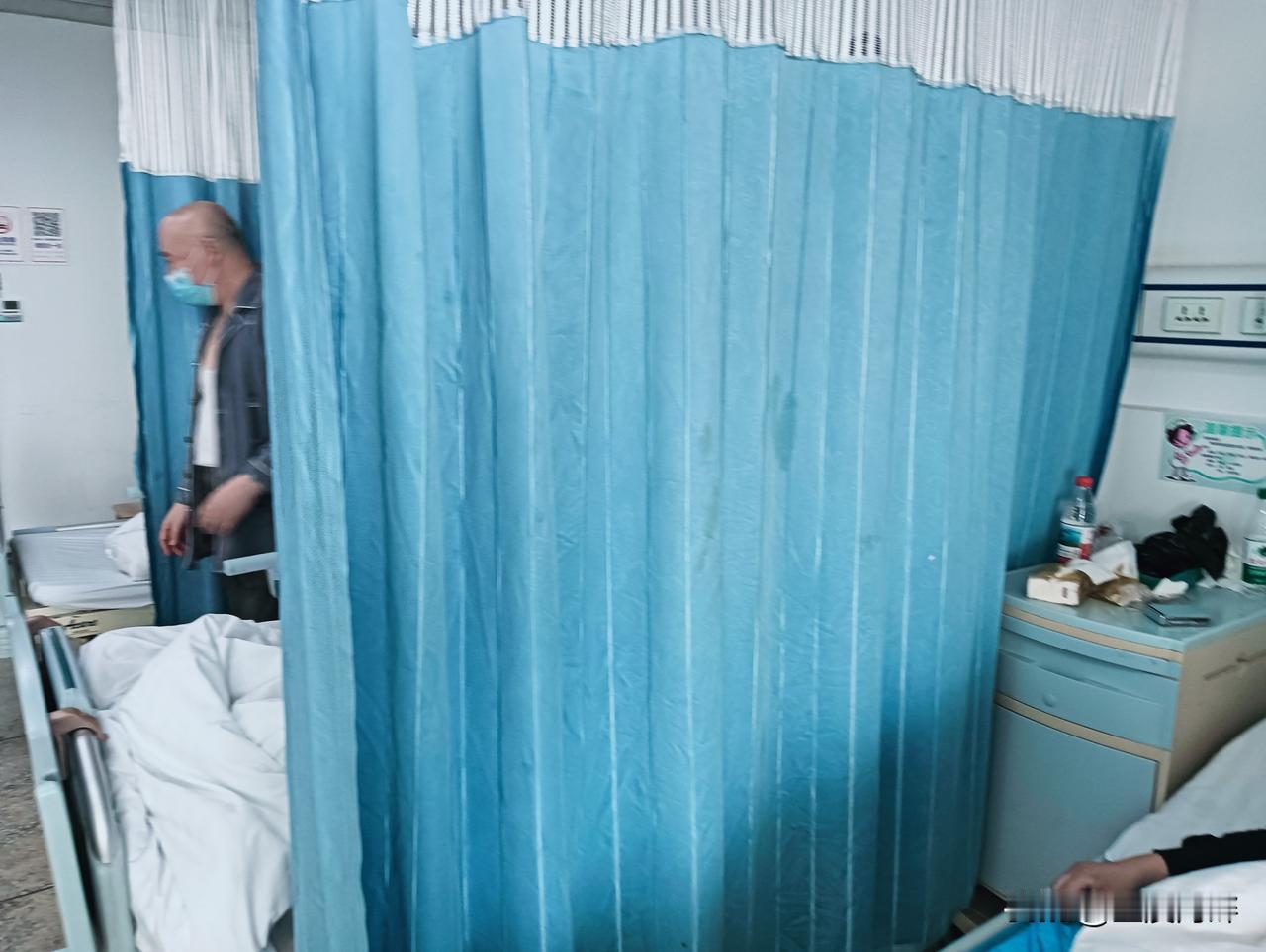 万万没想到湖南边远山区的小县城竟然也有东北人扎根安居。我在县城医院陪护家人，