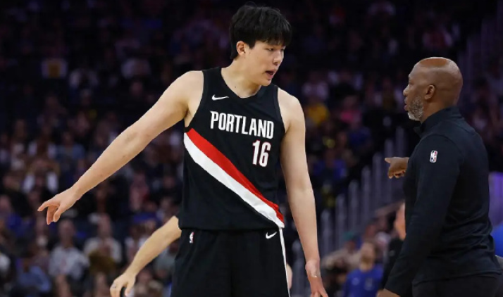 5分16秒的NBA启蒙课！杨瀚森首秀2分1板+被隔扣+遭戈贝尔大帽，比卢普斯：他需要时间