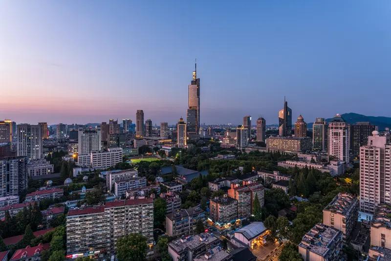 今日南京房价有不少看点。整体均价28740元/平，环比上月下跌0.63%。各区域