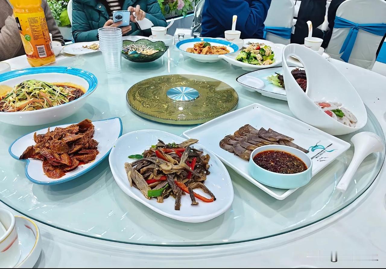 据说陕西人吃席，哪怕下刀子都是先上8个凉菜，是真的吗？第一次在陕西吃席，以为就