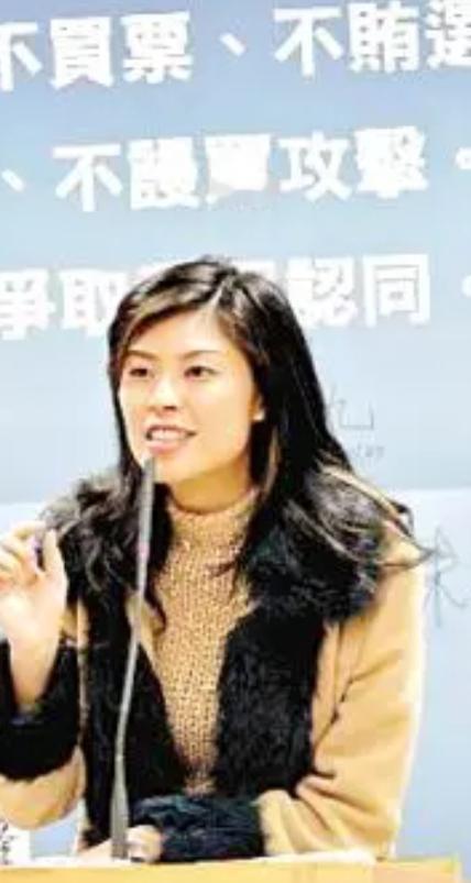 江启臣服软了。郑丽文还是有两把刷子的，国民党内部的“咖”，为什么都给郑丽文“下马