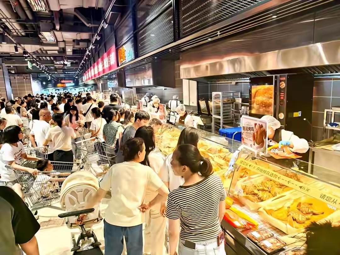 家门口超市熟食区天天排长队，瞅了好几回，一直以为多好吃呢。不爱排队的我，今天破例
