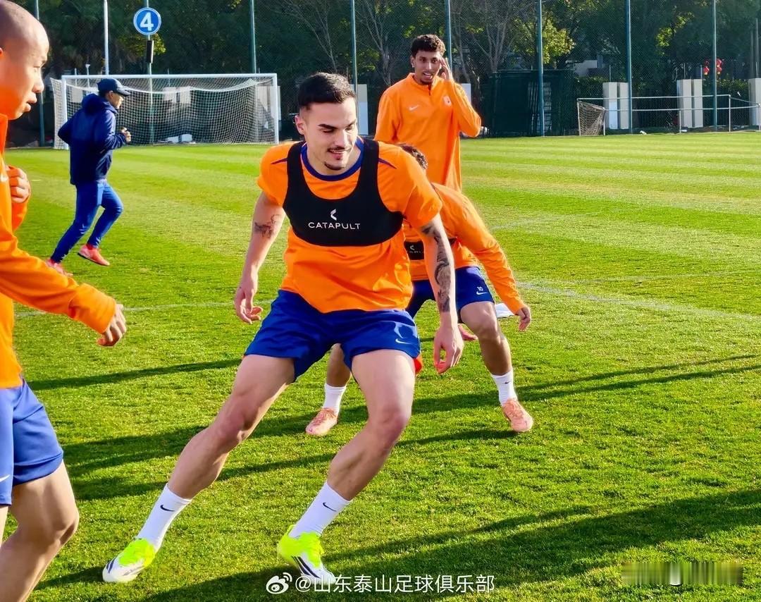 山东泰山队在上海开启第三阶段的训练，球队第五外援阿尔瓦罗参加泰山队合练，球队第一