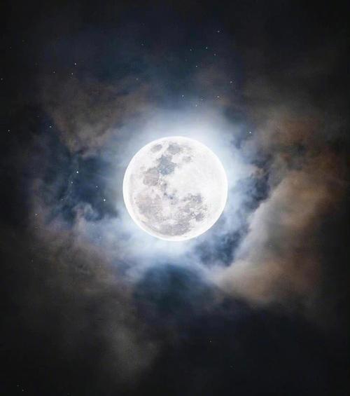 1月3日18时3分，2026年首个“超级月亮”如约而至，夜空中那轮宛如悬挂在天幕