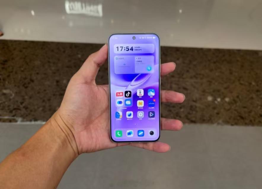 vivoS50Promini线下也是有样机了，我也是上手体验了一下。背屏颜