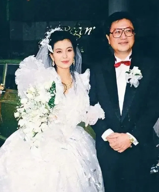 1989年，49岁的富商翁江培喜欢上了18岁的花季少女伍咏薇，面对年轻貌美且多才