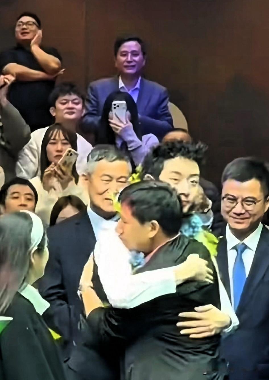 吴宜泽夺冠了，镜头扫到他爸嚎啕大哭。近日斯诺克赛场传来喜讯，小将吴宜泽一路