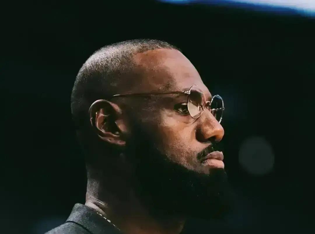 你发现了吗？勒布朗·詹姆斯的NBA工资单，不到他总收入的35%。他的核心机器