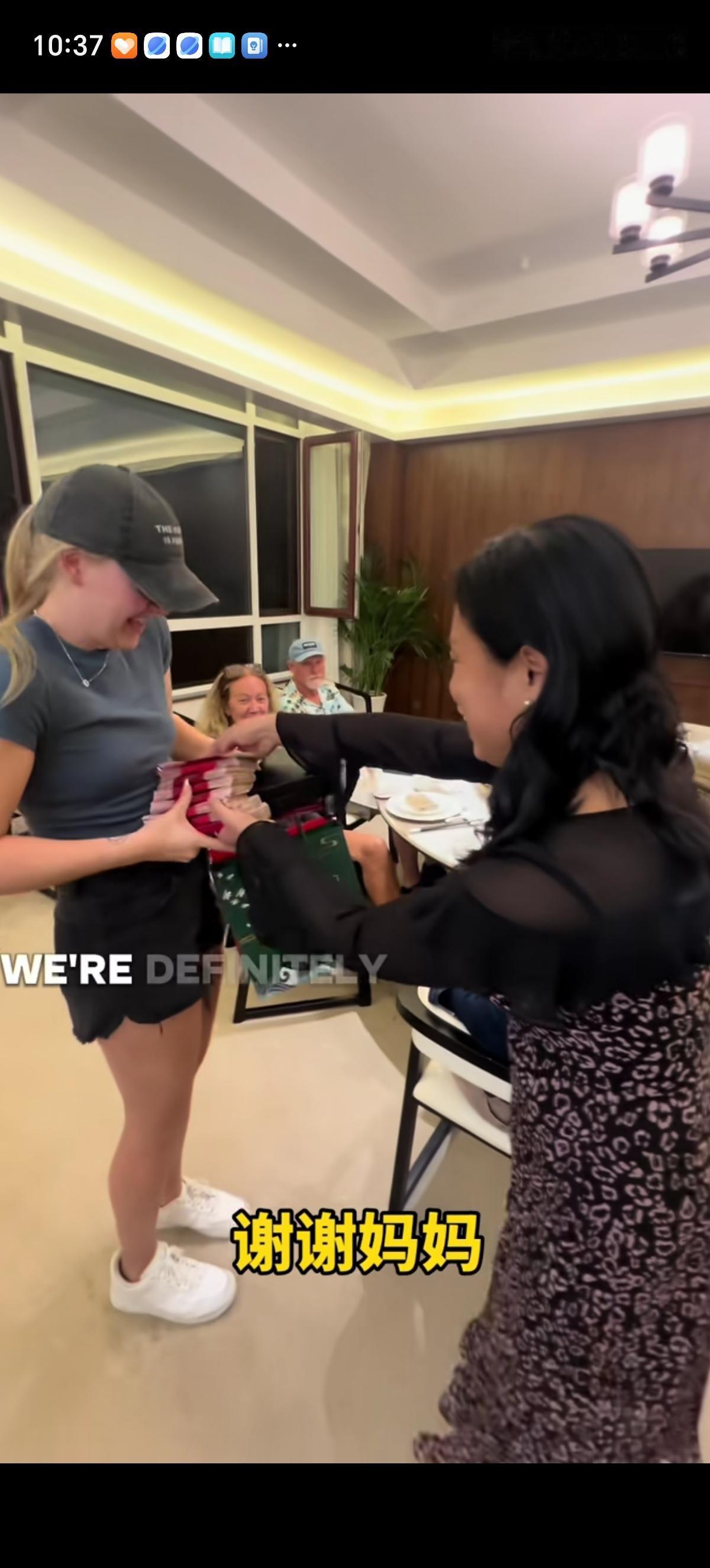 饭桌上婆婆的大方震惊了美国儿媳妇，婆婆先是给儿媳妇两个厚厚的红包，又从皮包里拿出