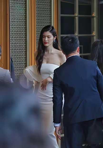 何穗变化太大了，虽然身材好，是名模，但是长相真的不好看，普通里的太普通。陈伟霆