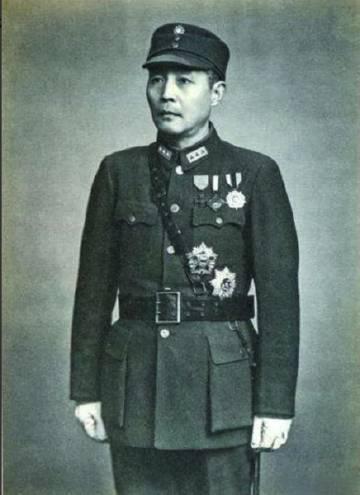 1936年，西安事变后，蒋介石飞回南京。飞机一落地，戴笠就凑上前说话，蒋介石听